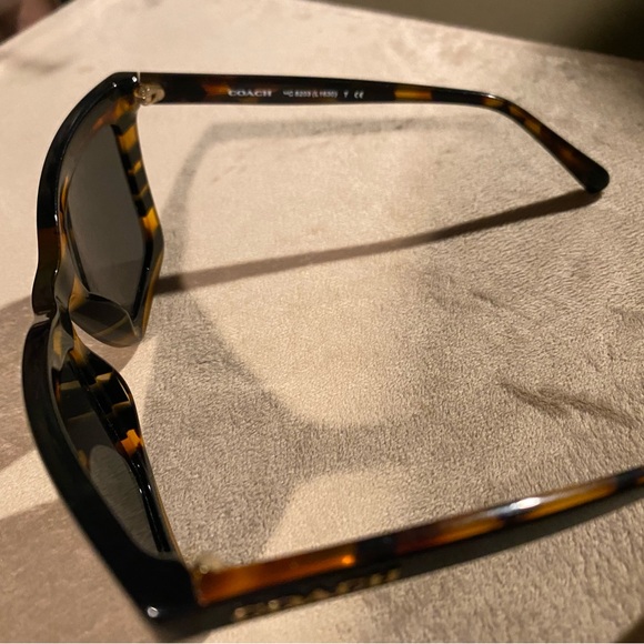 Coach women’s  Sunglasses - Picture 3 of 5
